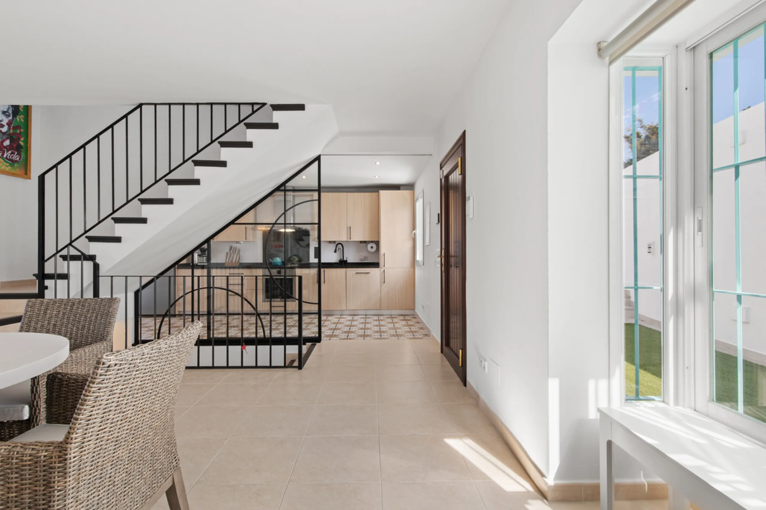 We are pleased to present this fabulous semi-detached townhouse, full of character and ideally located in Guadalmina Alta, within walking distance of the well-known Real Club de Golf Guadalmina and close to shops, restaurants, and everyday amenities. It o