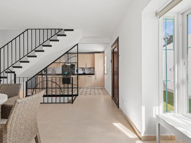 We are pleased to present this fabulous semi-detached townhouse, full of character and ideally located in Guadalmina Alta, within walking distance of the well-known Real Club de Golf Guadalmina and close to shops, restaurants, and everyday amenities. It o