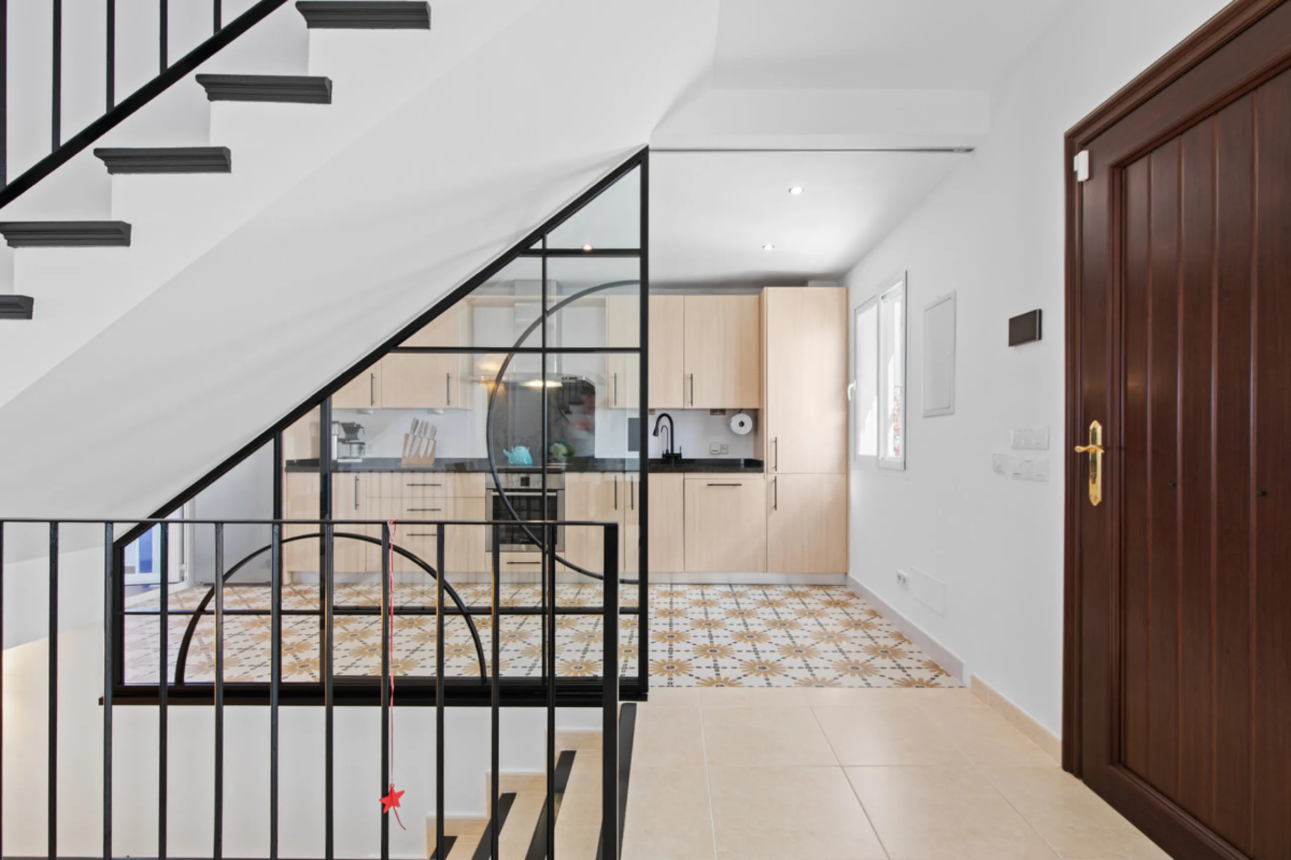 We are pleased to present this fabulous semi-detached townhouse, full of character and ideally located in Guadalmina Alta, within walking distance of the well-known Real Club de Golf Guadalmina and close to shops, restaurants, and everyday amenities. It o