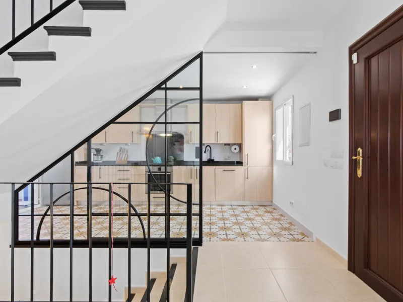 We are pleased to present this fabulous semi-detached townhouse, full of character and ideally located in Guadalmina Alta, within walking distance of the well-known Real Club de Golf Guadalmina and close to shops, restaurants, and everyday amenities. It o