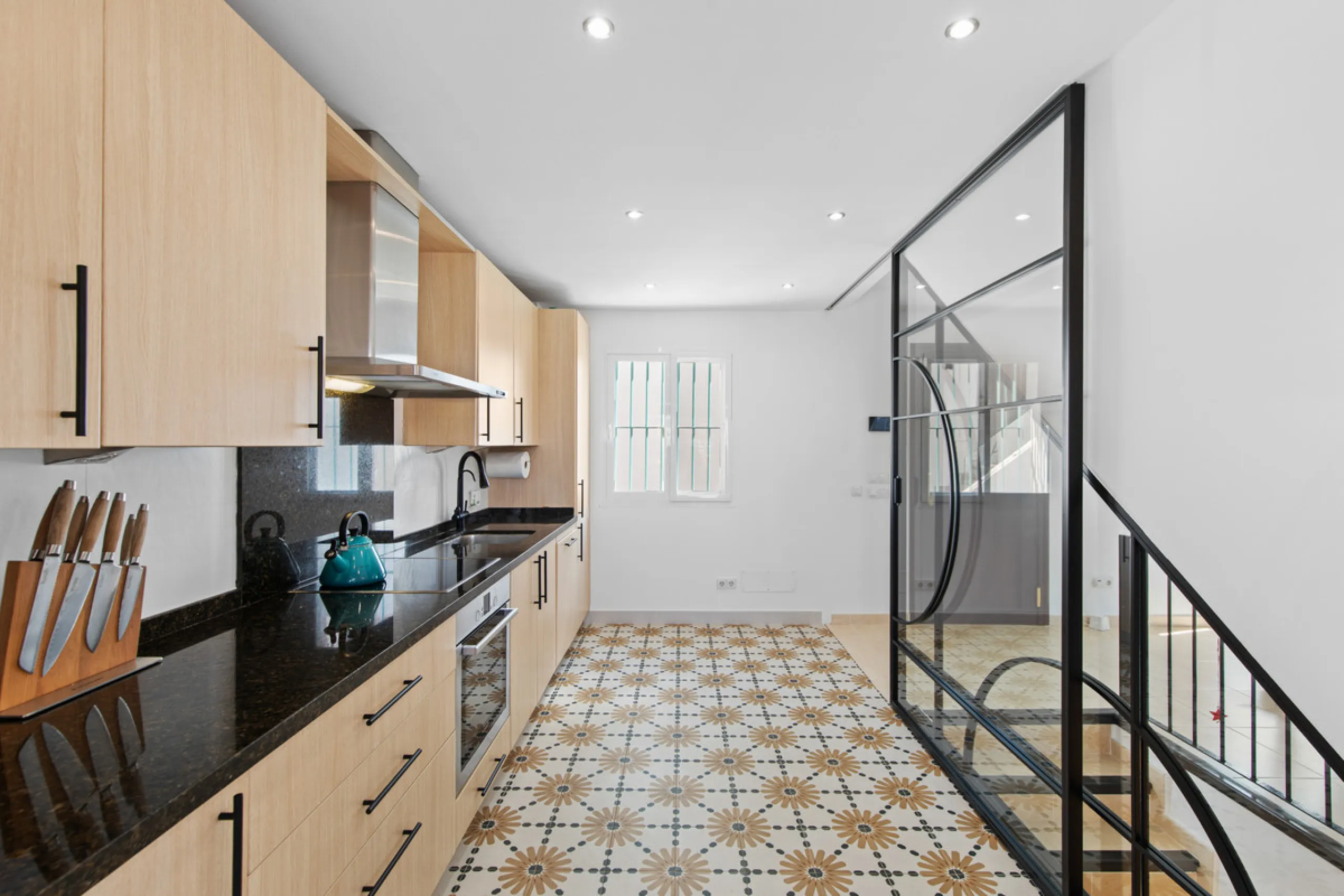 We are pleased to present this fabulous semi-detached townhouse, full of character and ideally located in Guadalmina Alta, within walking distance of the well-known Real Club de Golf Guadalmina and close to shops, restaurants, and everyday amenities. It o