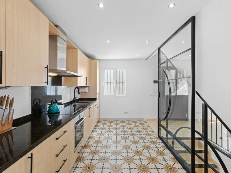 We are pleased to present this fabulous semi-detached townhouse, full of character and ideally located in Guadalmina Alta, within walking distance of the well-known Real Club de Golf Guadalmina and close to shops, restaurants, and everyday amenities. It o