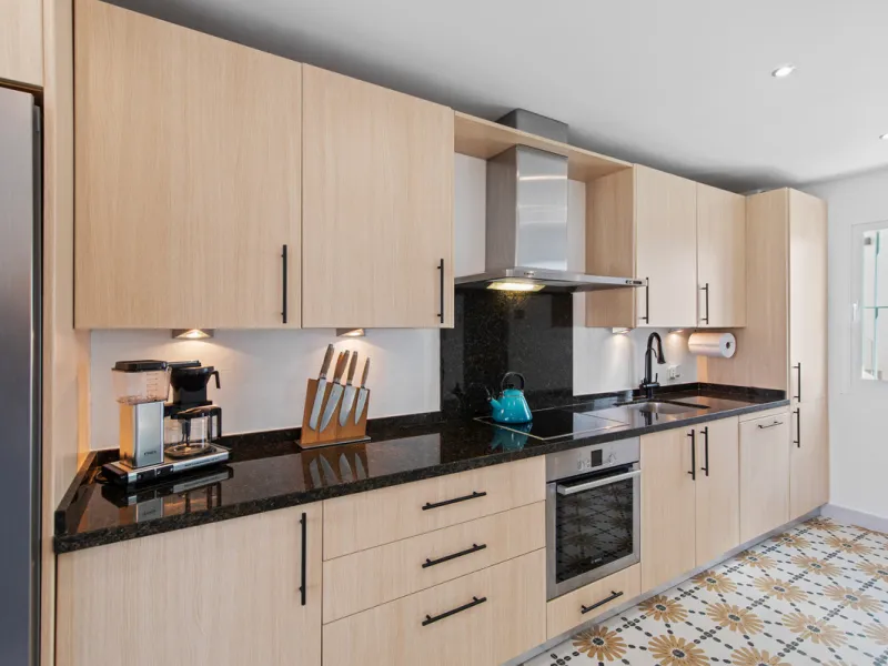 We are pleased to present this fabulous semi-detached townhouse, full of character and ideally located in Guadalmina Alta, within walking distance of the well-known Real Club de Golf Guadalmina and close to shops, restaurants, and everyday amenities. It o