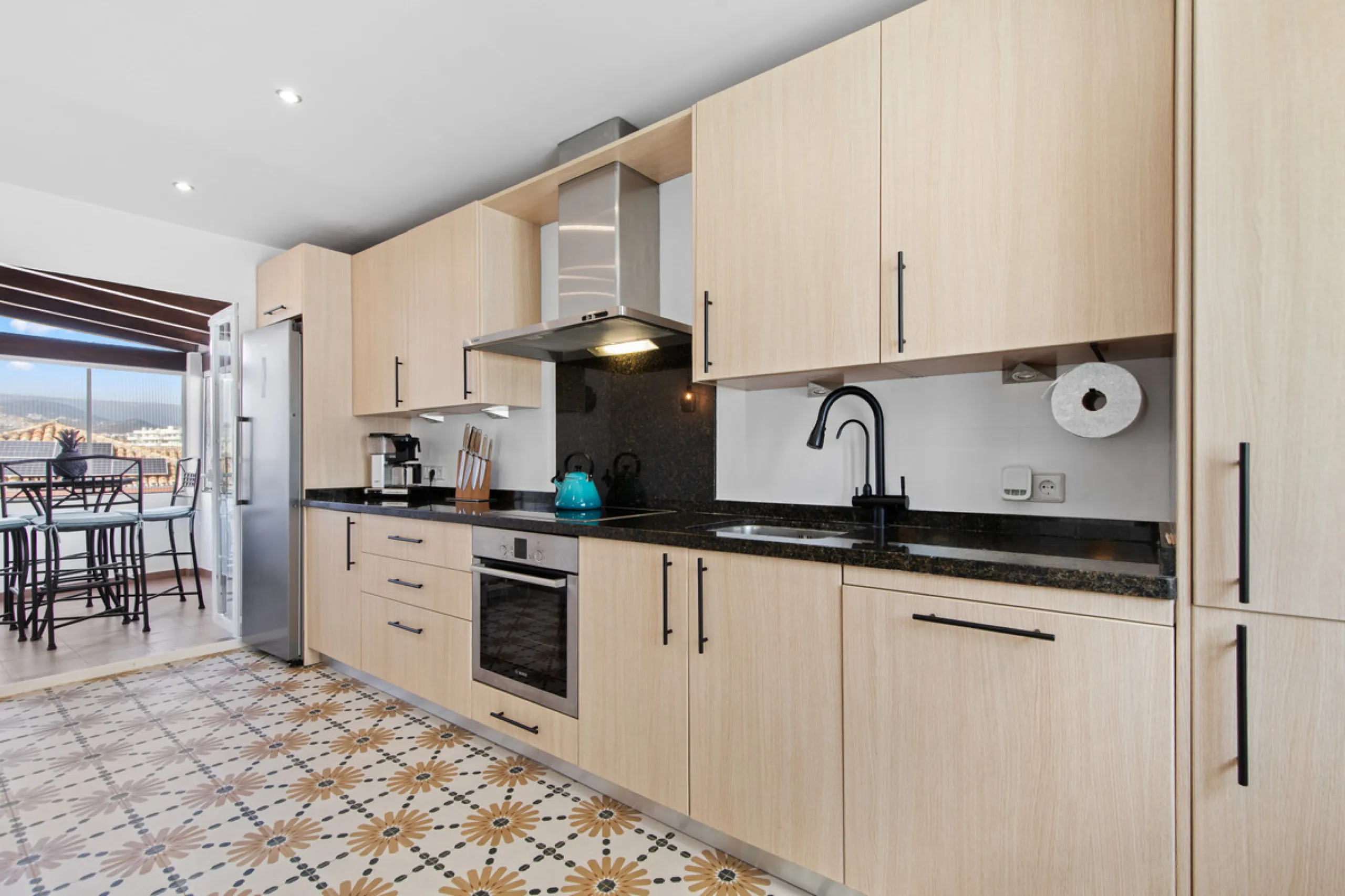 We are pleased to present this fabulous semi-detached townhouse, full of character and ideally located in Guadalmina Alta, within walking distance of the well-known Real Club de Golf Guadalmina and close to shops, restaurants, and everyday amenities. It o
