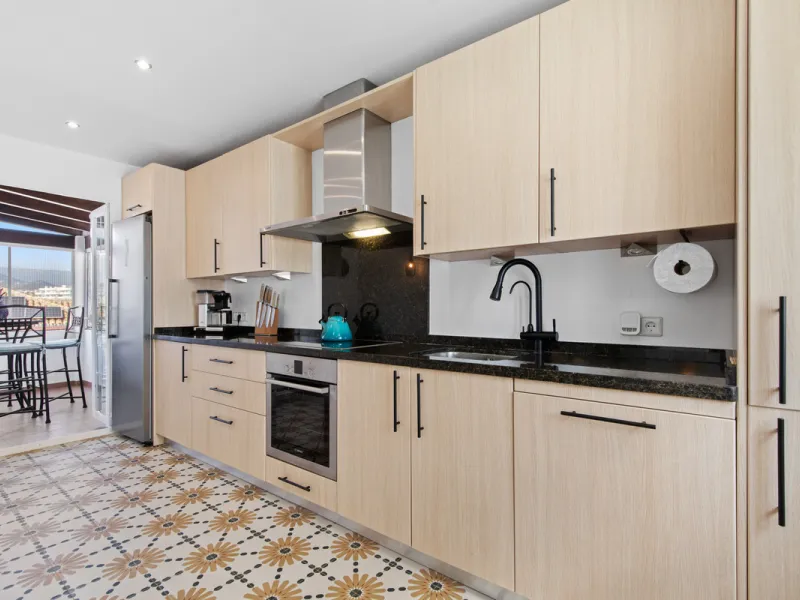 We are pleased to present this fabulous semi-detached townhouse, full of character and ideally located in Guadalmina Alta, within walking distance of the well-known Real Club de Golf Guadalmina and close to shops, restaurants, and everyday amenities. It o