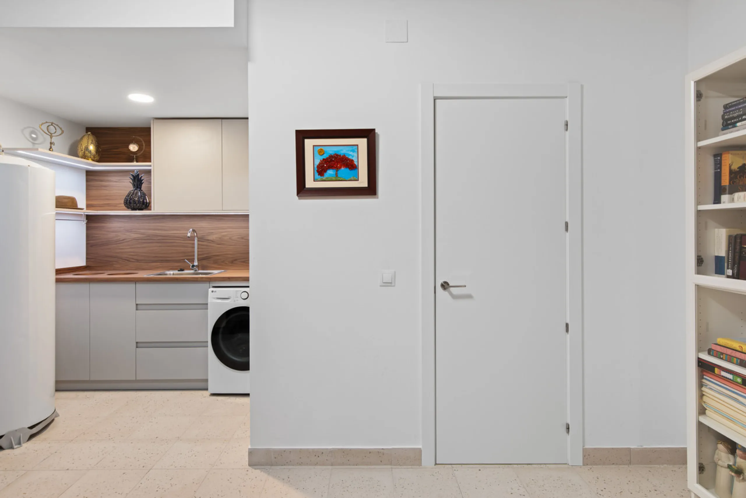 We are pleased to present this fabulous semi-detached townhouse, full of character and ideally located in Guadalmina Alta, within walking distance of the well-known Real Club de Golf Guadalmina and close to shops, restaurants, and everyday amenities. It o