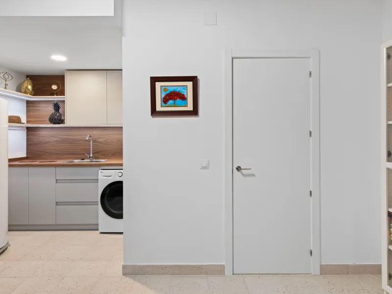 We are pleased to present this fabulous semi-detached townhouse, full of character and ideally located in Guadalmina Alta, within walking distance of the well-known Real Club de Golf Guadalmina and close to shops, restaurants, and everyday amenities. It o