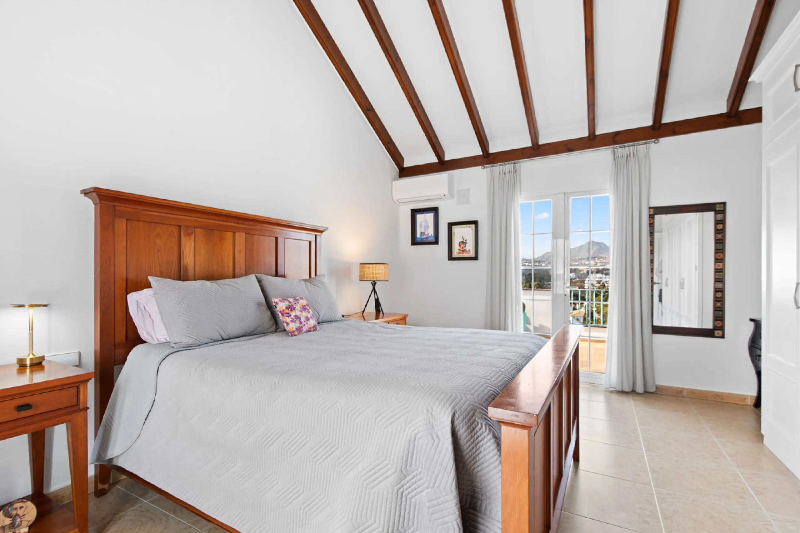 We are pleased to present this fabulous semi-detached townhouse, full of character and ideally located in Guadalmina Alta, within walking distance of the well-known Real Club de Golf Guadalmina and close to shops, restaurants, and everyday amenities. It o