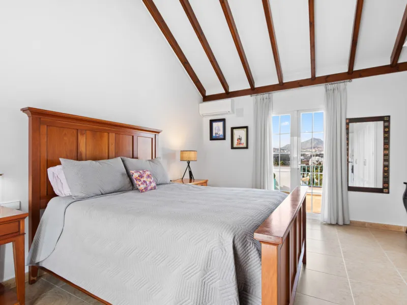 We are pleased to present this fabulous semi-detached townhouse, full of character and ideally located in Guadalmina Alta, within walking distance of the well-known Real Club de Golf Guadalmina and close to shops, restaurants, and everyday amenities. It o
