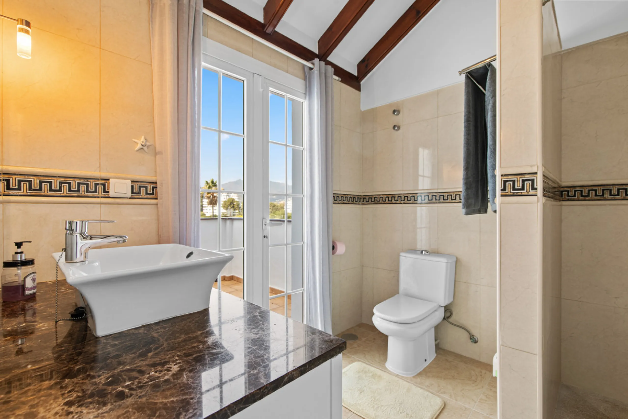 We are pleased to present this fabulous semi-detached townhouse, full of character and ideally located in Guadalmina Alta, within walking distance of the well-known Real Club de Golf Guadalmina and close to shops, restaurants, and everyday amenities. It o