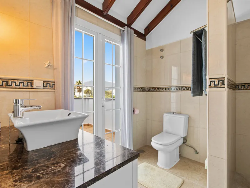 We are pleased to present this fabulous semi-detached townhouse, full of character and ideally located in Guadalmina Alta, within walking distance of the well-known Real Club de Golf Guadalmina and close to shops, restaurants, and everyday amenities. It o