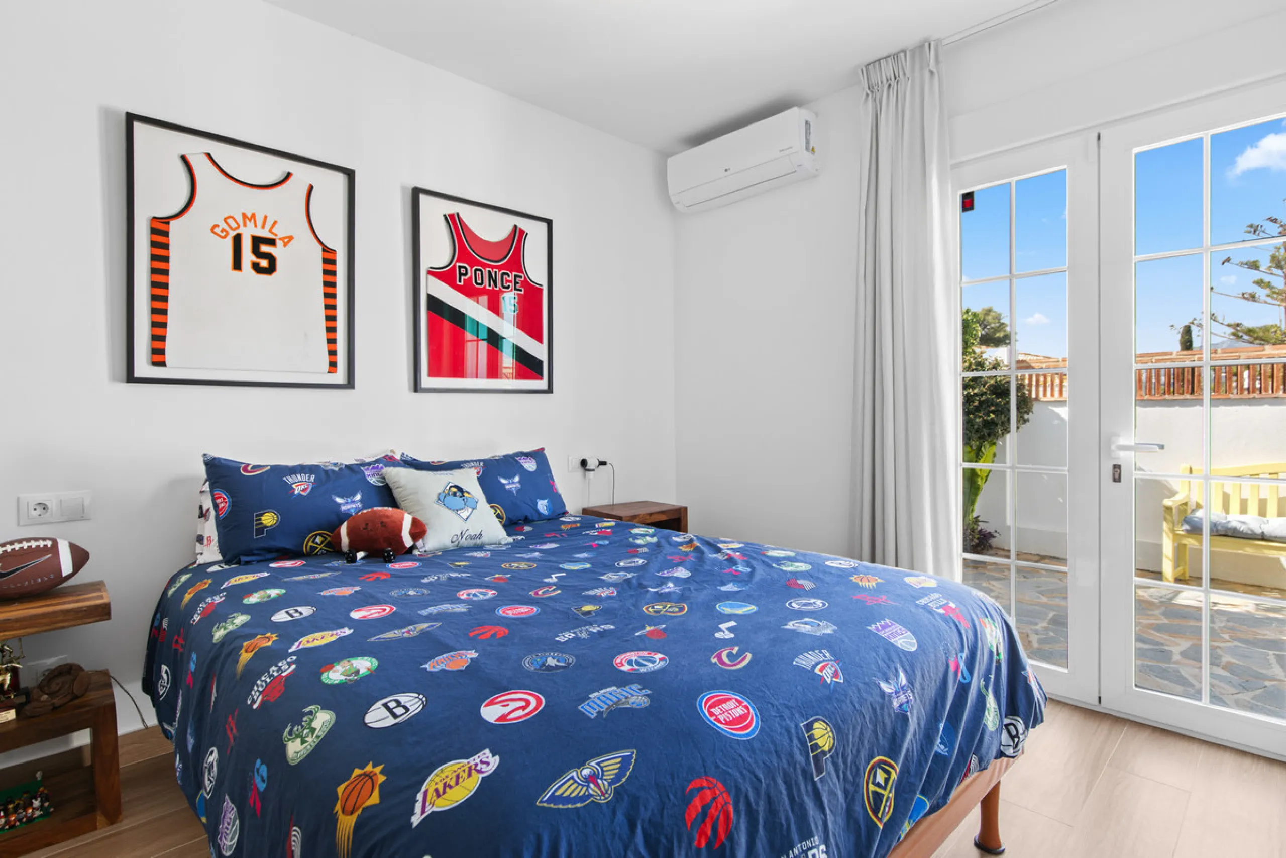 We are pleased to present this fabulous semi-detached townhouse, full of character and ideally located in Guadalmina Alta, within walking distance of the well-known Real Club de Golf Guadalmina and close to shops, restaurants, and everyday amenities. It o