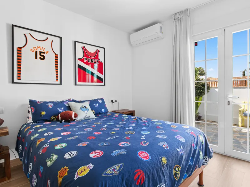 We are pleased to present this fabulous semi-detached townhouse, full of character and ideally located in Guadalmina Alta, within walking distance of the well-known Real Club de Golf Guadalmina and close to shops, restaurants, and everyday amenities. It o