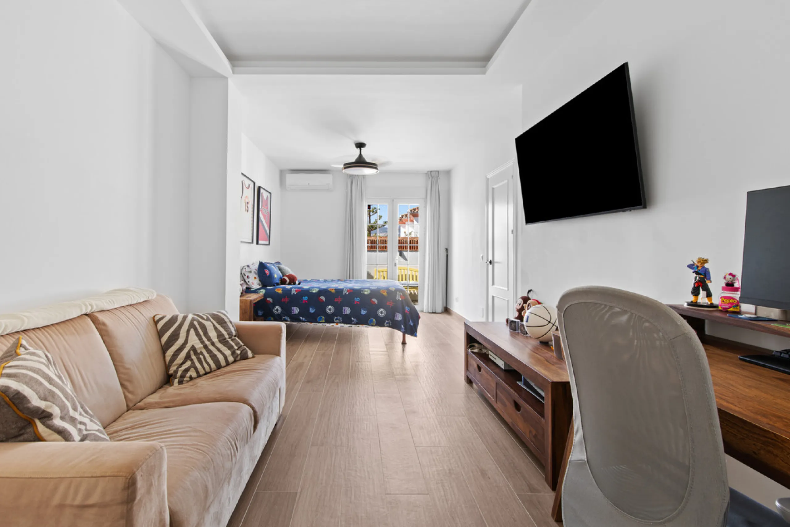 We are pleased to present this fabulous semi-detached townhouse, full of character and ideally located in Guadalmina Alta, within walking distance of the well-known Real Club de Golf Guadalmina and close to shops, restaurants, and everyday amenities. It o