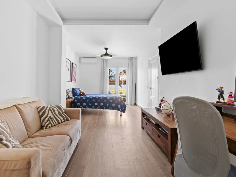 We are pleased to present this fabulous semi-detached townhouse, full of character and ideally located in Guadalmina Alta, within walking distance of the well-known Real Club de Golf Guadalmina and close to shops, restaurants, and everyday amenities. It o