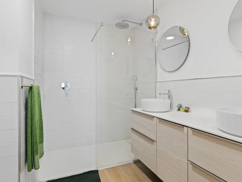 We are pleased to present this fabulous semi-detached townhouse, full of character and ideally located in Guadalmina Alta, within walking distance of the well-known Real Club de Golf Guadalmina and close to shops, restaurants, and everyday amenities. It o