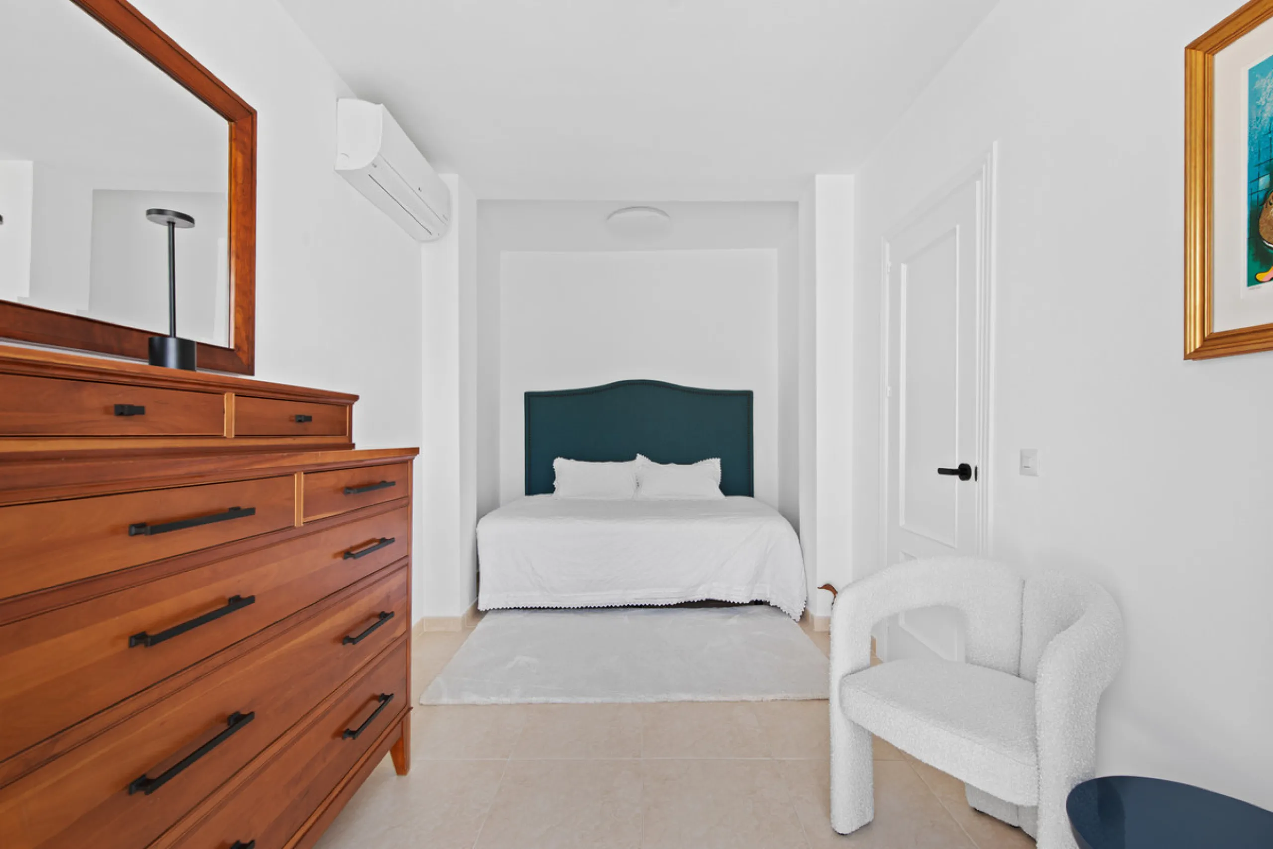 We are pleased to present this fabulous semi-detached townhouse, full of character and ideally located in Guadalmina Alta, within walking distance of the well-known Real Club de Golf Guadalmina and close to shops, restaurants, and everyday amenities. It o
