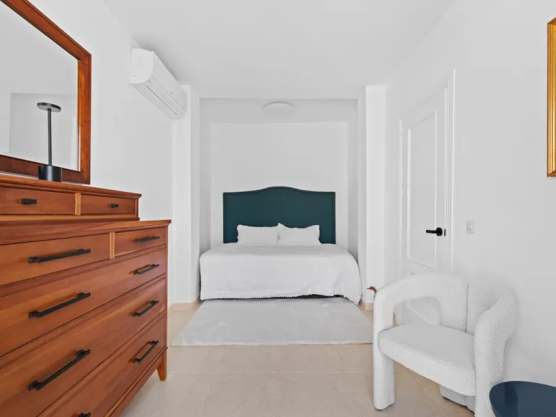We are pleased to present this fabulous semi-detached townhouse, full of character and ideally located in Guadalmina Alta, within walking distance of the well-known Real Club de Golf Guadalmina and close to shops, restaurants, and everyday amenities. It o