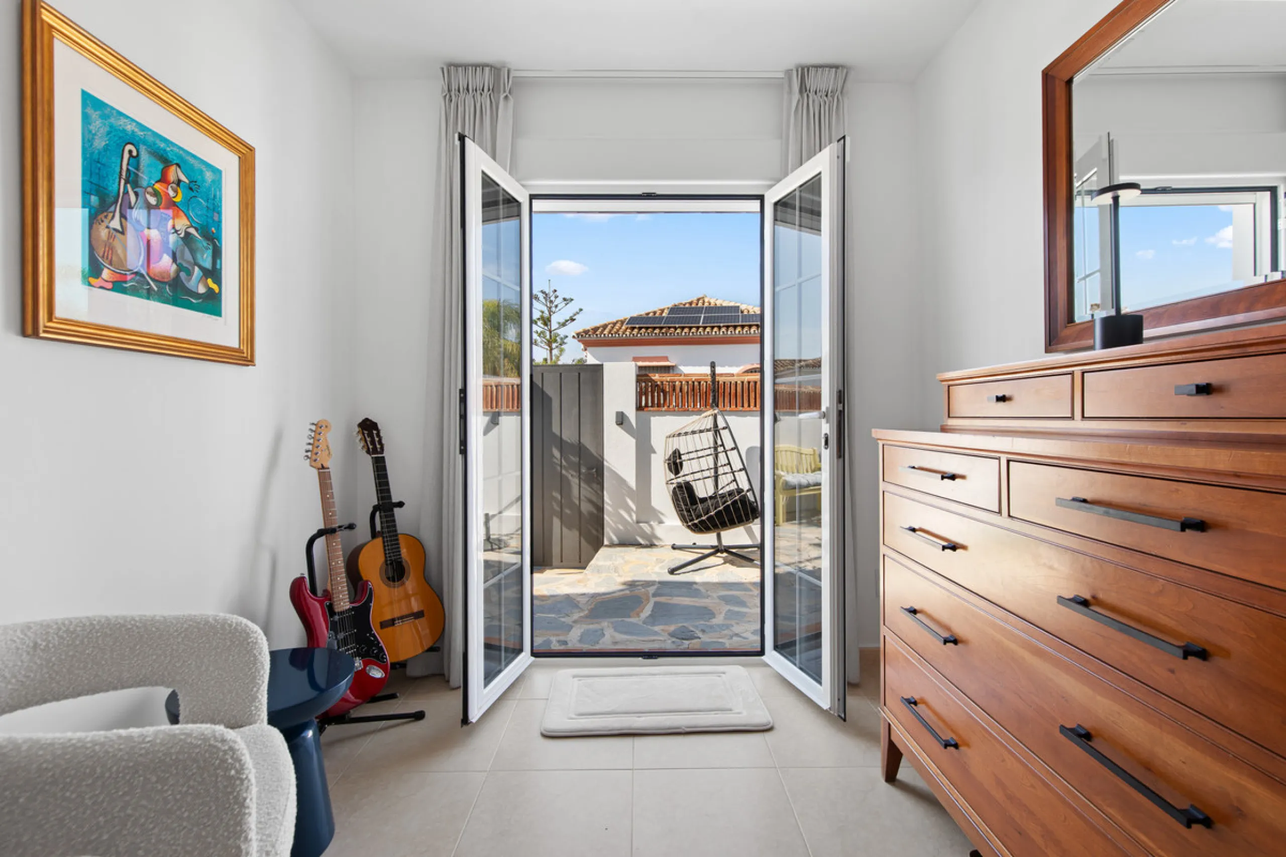We are pleased to present this fabulous semi-detached townhouse, full of character and ideally located in Guadalmina Alta, within walking distance of the well-known Real Club de Golf Guadalmina and close to shops, restaurants, and everyday amenities. It o