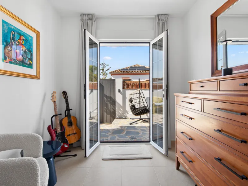 We are pleased to present this fabulous semi-detached townhouse, full of character and ideally located in Guadalmina Alta, within walking distance of the well-known Real Club de Golf Guadalmina and close to shops, restaurants, and everyday amenities. It o