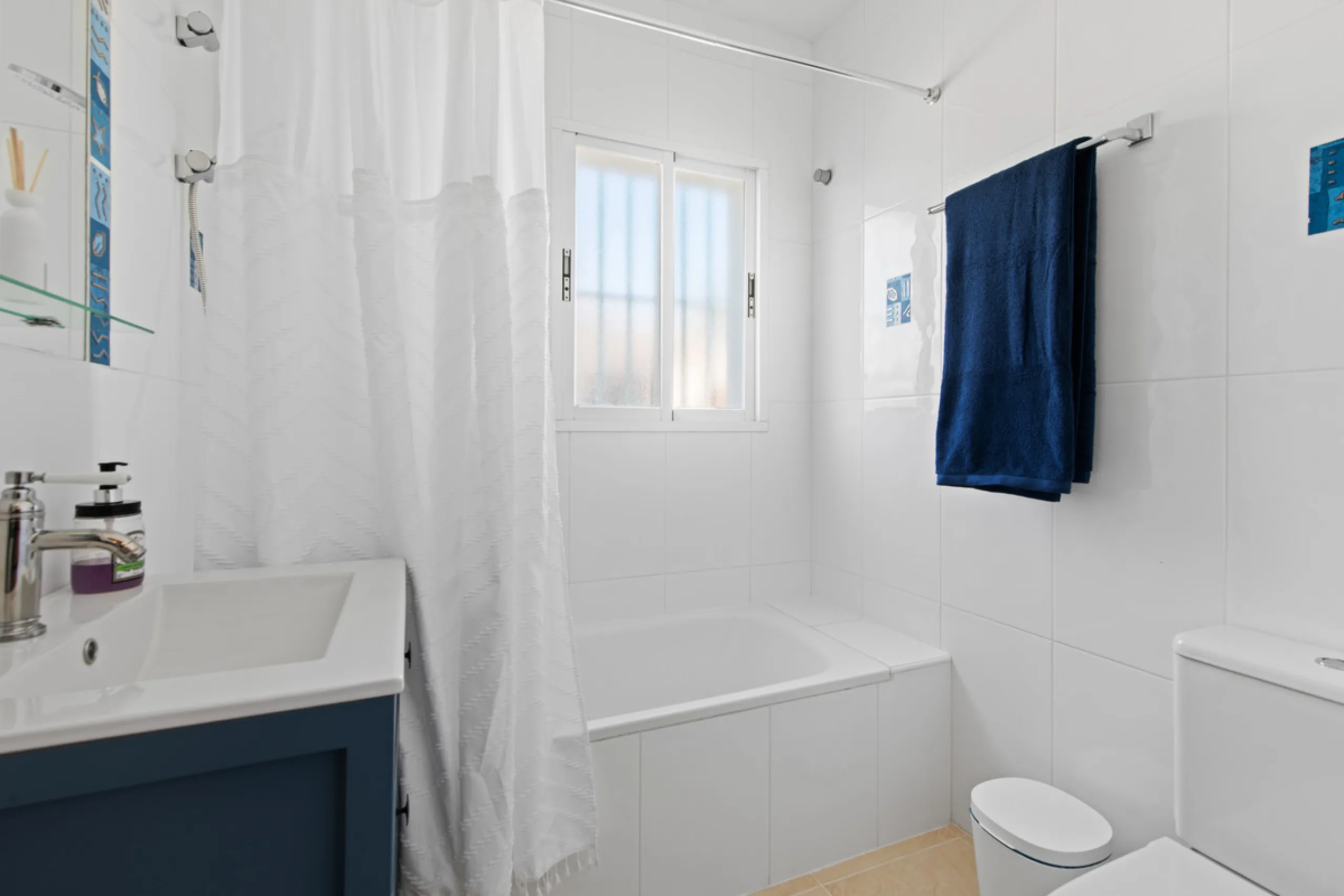 We are pleased to present this fabulous semi-detached townhouse, full of character and ideally located in Guadalmina Alta, within walking distance of the well-known Real Club de Golf Guadalmina and close to shops, restaurants, and everyday amenities. It o