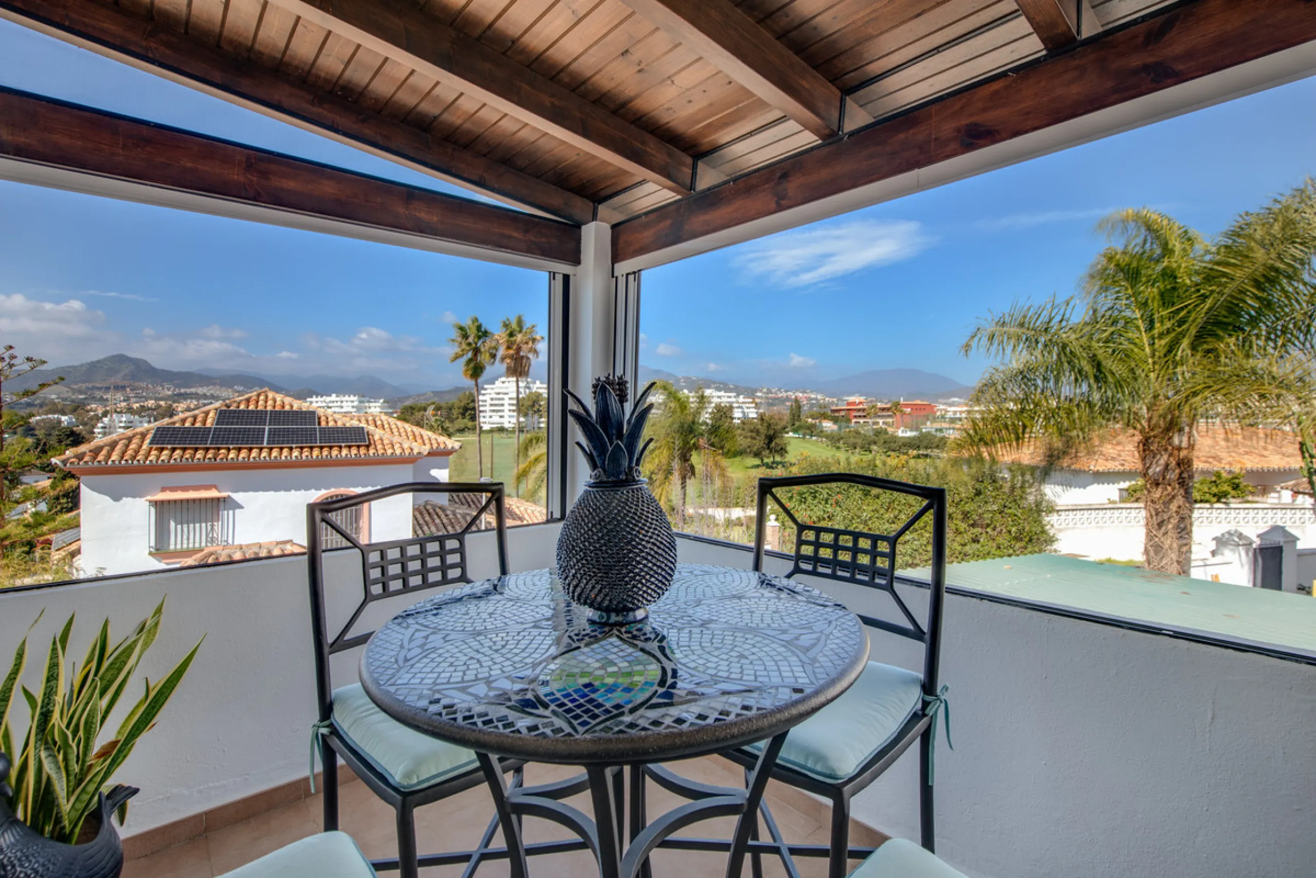 We are pleased to present this fabulous semi-detached townhouse, full of character and ideally located in Guadalmina Alta, within walking distance of the well-known Real Club de Golf Guadalmina and close to shops, restaurants, and everyday amenities. It o