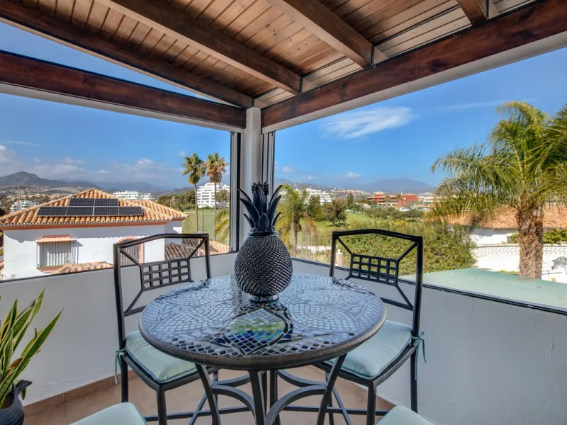 We are pleased to present this fabulous semi-detached townhouse, full of character and ideally located in Guadalmina Alta, within walking distance of the well-known Real Club de Golf Guadalmina and close to shops, restaurants, and everyday amenities. It o