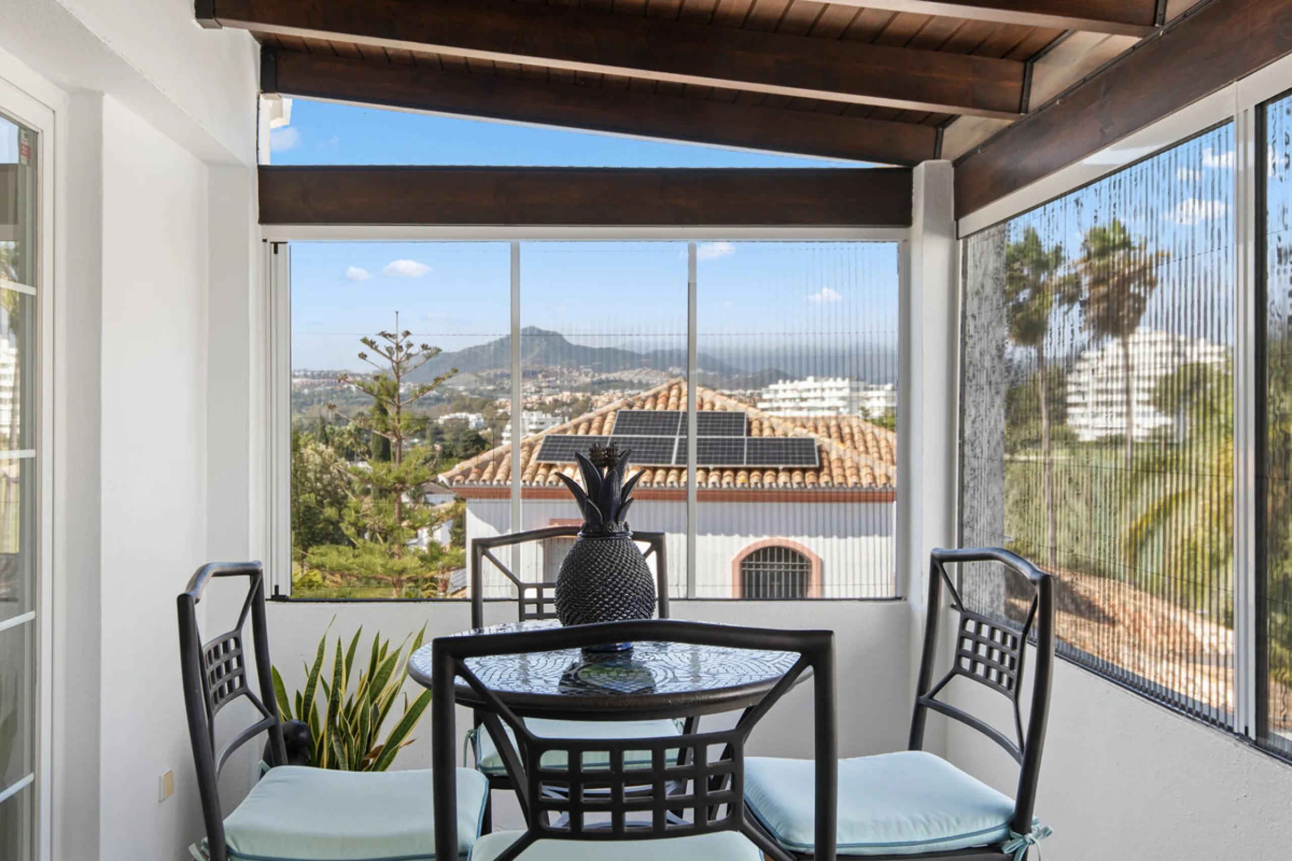 We are pleased to present this fabulous semi-detached townhouse, full of character and ideally located in Guadalmina Alta, within walking distance of the well-known Real Club de Golf Guadalmina and close to shops, restaurants, and everyday amenities. It o