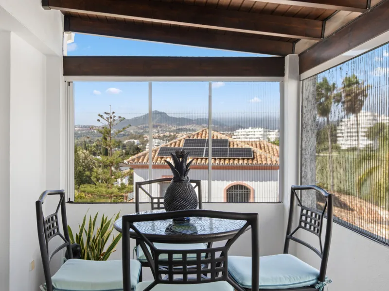 We are pleased to present this fabulous semi-detached townhouse, full of character and ideally located in Guadalmina Alta, within walking distance of the well-known Real Club de Golf Guadalmina and close to shops, restaurants, and everyday amenities. It o