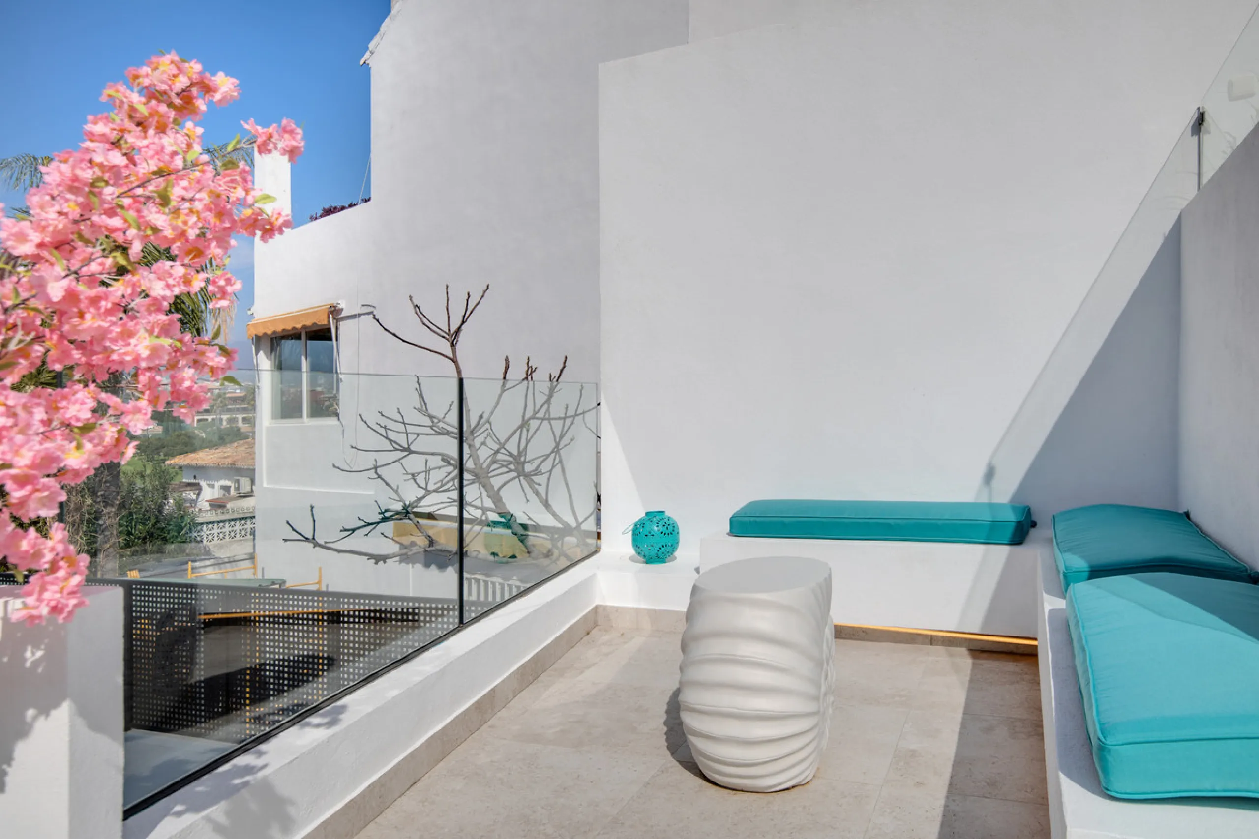 We are pleased to present this fabulous semi-detached townhouse, full of character and ideally located in Guadalmina Alta, within walking distance of the well-known Real Club de Golf Guadalmina and close to shops, restaurants, and everyday amenities. It o