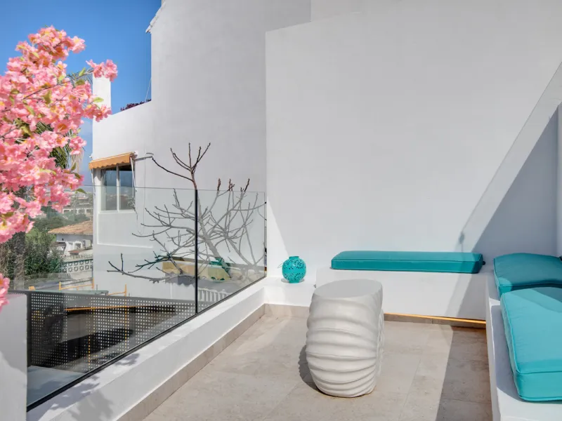 We are pleased to present this fabulous semi-detached townhouse, full of character and ideally located in Guadalmina Alta, within walking distance of the well-known Real Club de Golf Guadalmina and close to shops, restaurants, and everyday amenities. It o