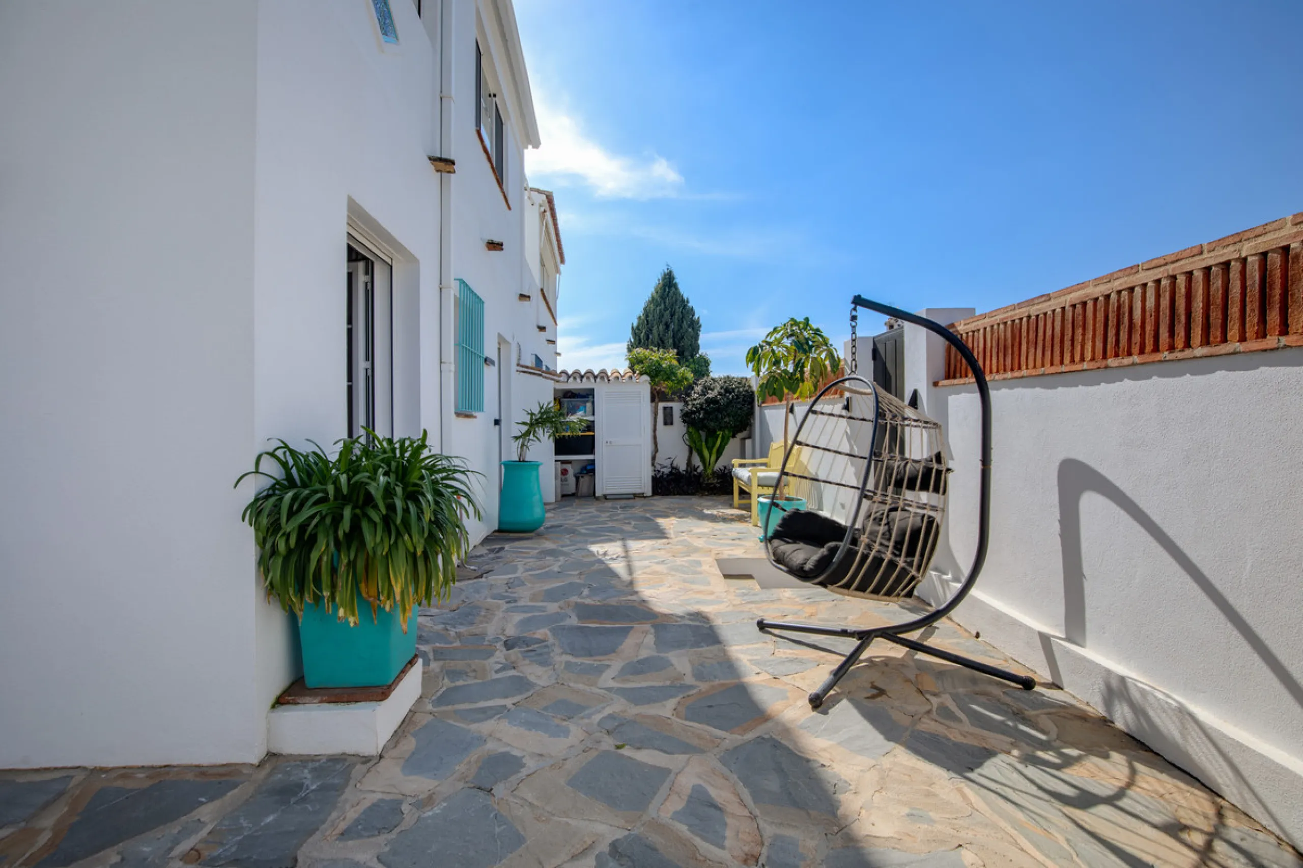 We are pleased to present this fabulous semi-detached townhouse, full of character and ideally located in Guadalmina Alta, within walking distance of the well-known Real Club de Golf Guadalmina and close to shops, restaurants, and everyday amenities. It o