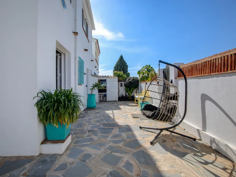 We are pleased to present this fabulous semi-detached townhouse, full of character and ideally located in Guadalmina Alta, within walking distance of the well-known Real Club de Golf Guadalmina and close to shops, restaurants, and everyday amenities. It o