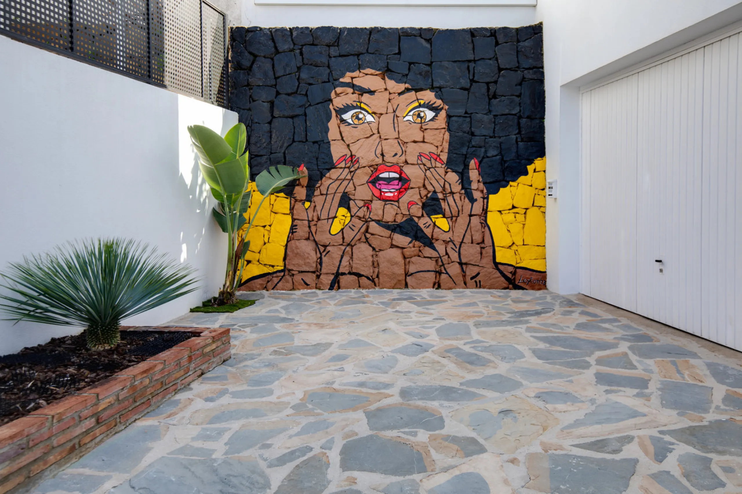 We are pleased to present this fabulous semi-detached townhouse, full of character and ideally located in Guadalmina Alta, within walking distance of the well-known Real Club de Golf Guadalmina and close to shops, restaurants, and everyday amenities. It o