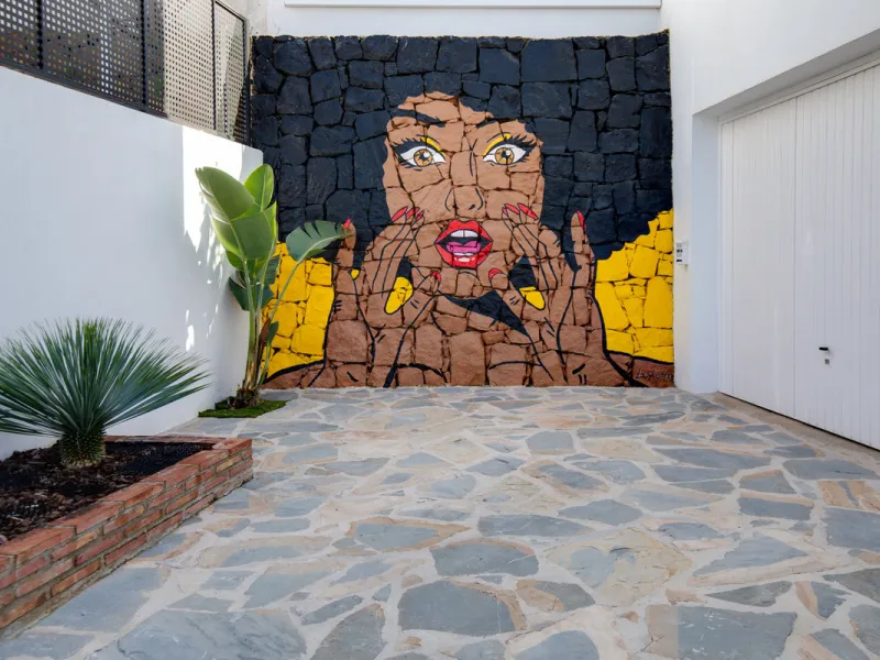We are pleased to present this fabulous semi-detached townhouse, full of character and ideally located in Guadalmina Alta, within walking distance of the well-known Real Club de Golf Guadalmina and close to shops, restaurants, and everyday amenities. It o