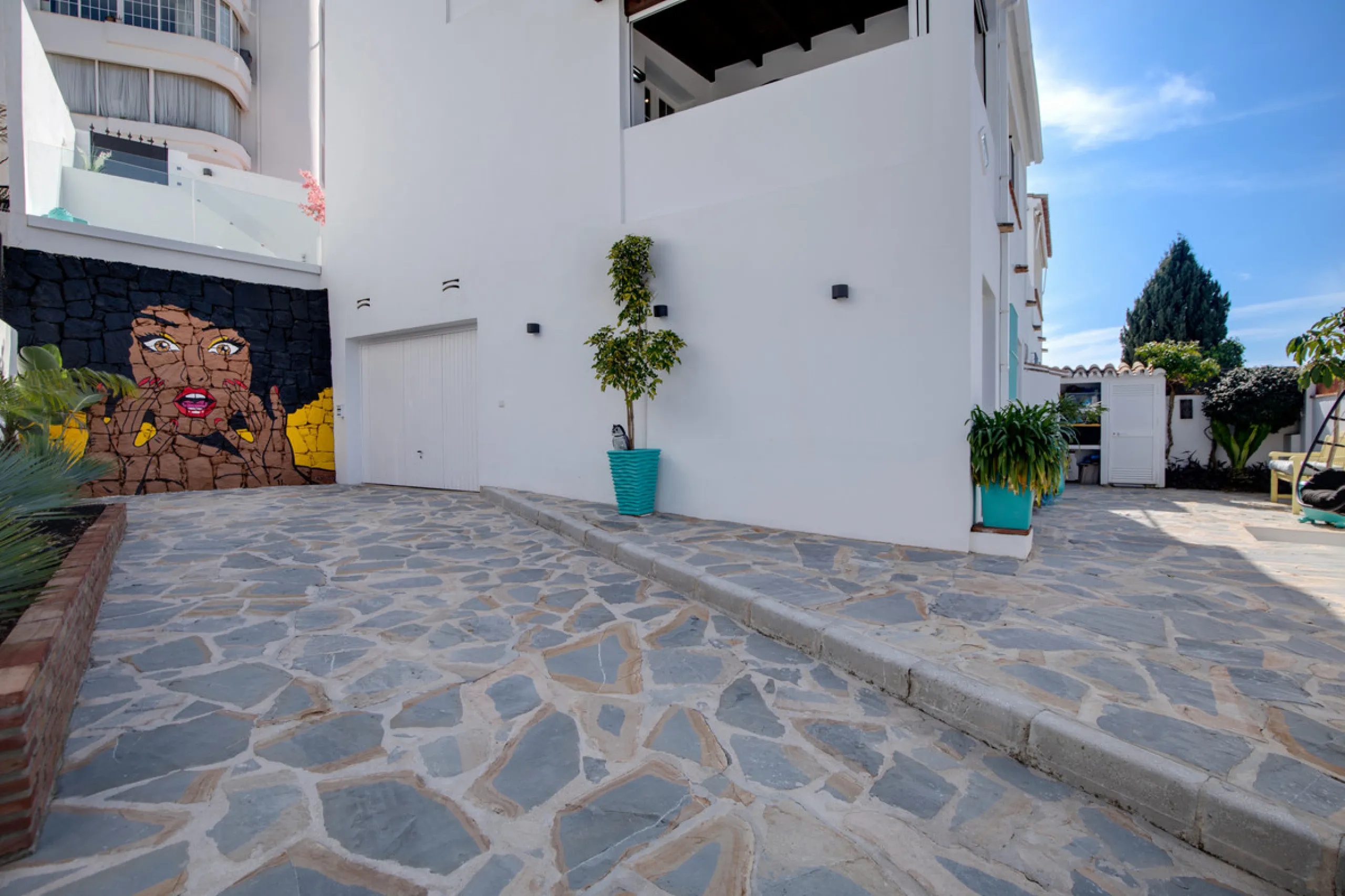 We are pleased to present this fabulous semi-detached townhouse, full of character and ideally located in Guadalmina Alta, within walking distance of the well-known Real Club de Golf Guadalmina and close to shops, restaurants, and everyday amenities. It o