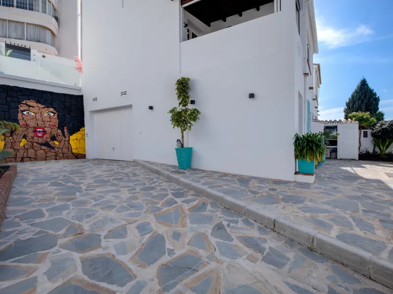 We are pleased to present this fabulous semi-detached townhouse, full of character and ideally located in Guadalmina Alta, within walking distance of the well-known Real Club de Golf Guadalmina and close to shops, restaurants, and everyday amenities. It o