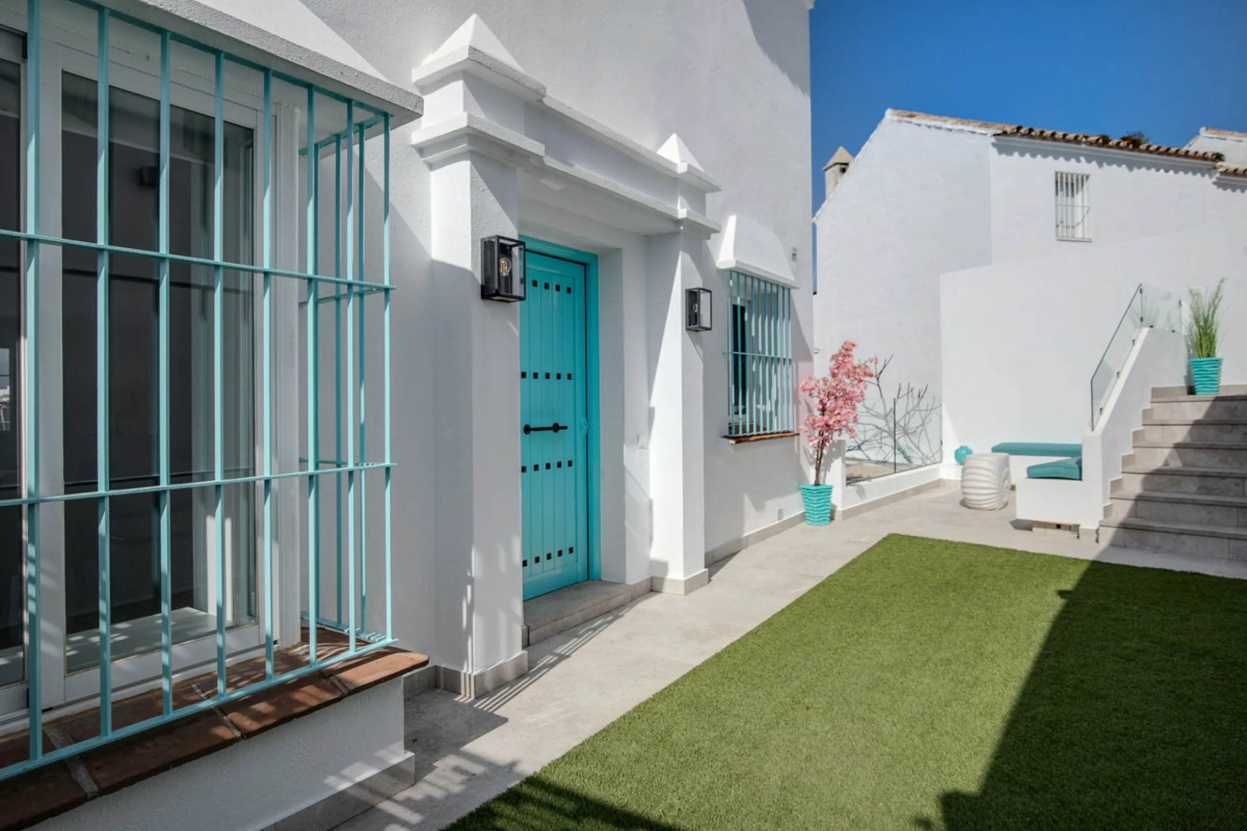 We are pleased to present this fabulous semi-detached townhouse, full of character and ideally located in Guadalmina Alta, within walking distance of the well-known Real Club de Golf Guadalmina and close to shops, restaurants, and everyday amenities. It o