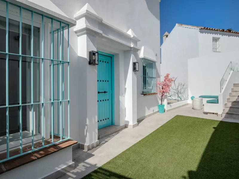 We are pleased to present this fabulous semi-detached townhouse, full of character and ideally located in Guadalmina Alta, within walking distance of the well-known Real Club de Golf Guadalmina and close to shops, restaurants, and everyday amenities. It o