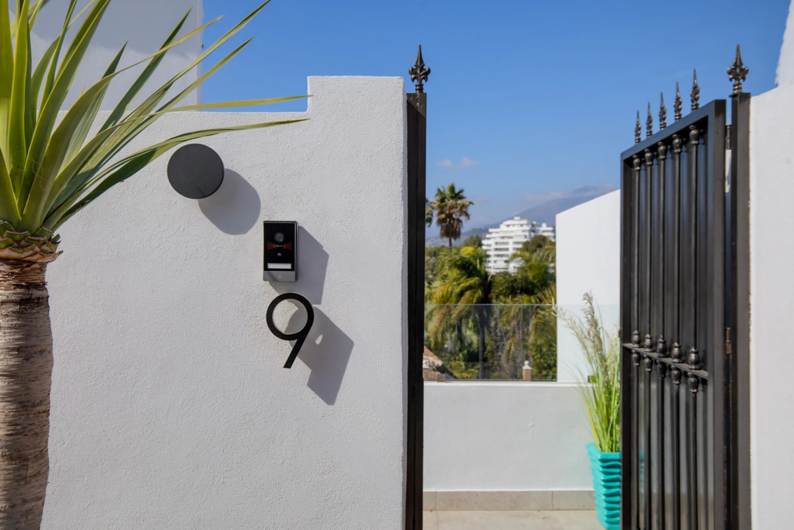 We are pleased to present this fabulous semi-detached townhouse, full of character and ideally located in Guadalmina Alta, within walking distance of the well-known Real Club de Golf Guadalmina and close to shops, restaurants, and everyday amenities. It o