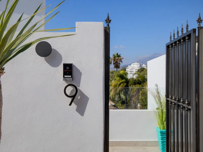 We are pleased to present this fabulous semi-detached townhouse, full of character and ideally located in Guadalmina Alta, within walking distance of the well-known Real Club de Golf Guadalmina and close to shops, restaurants, and everyday amenities. It o