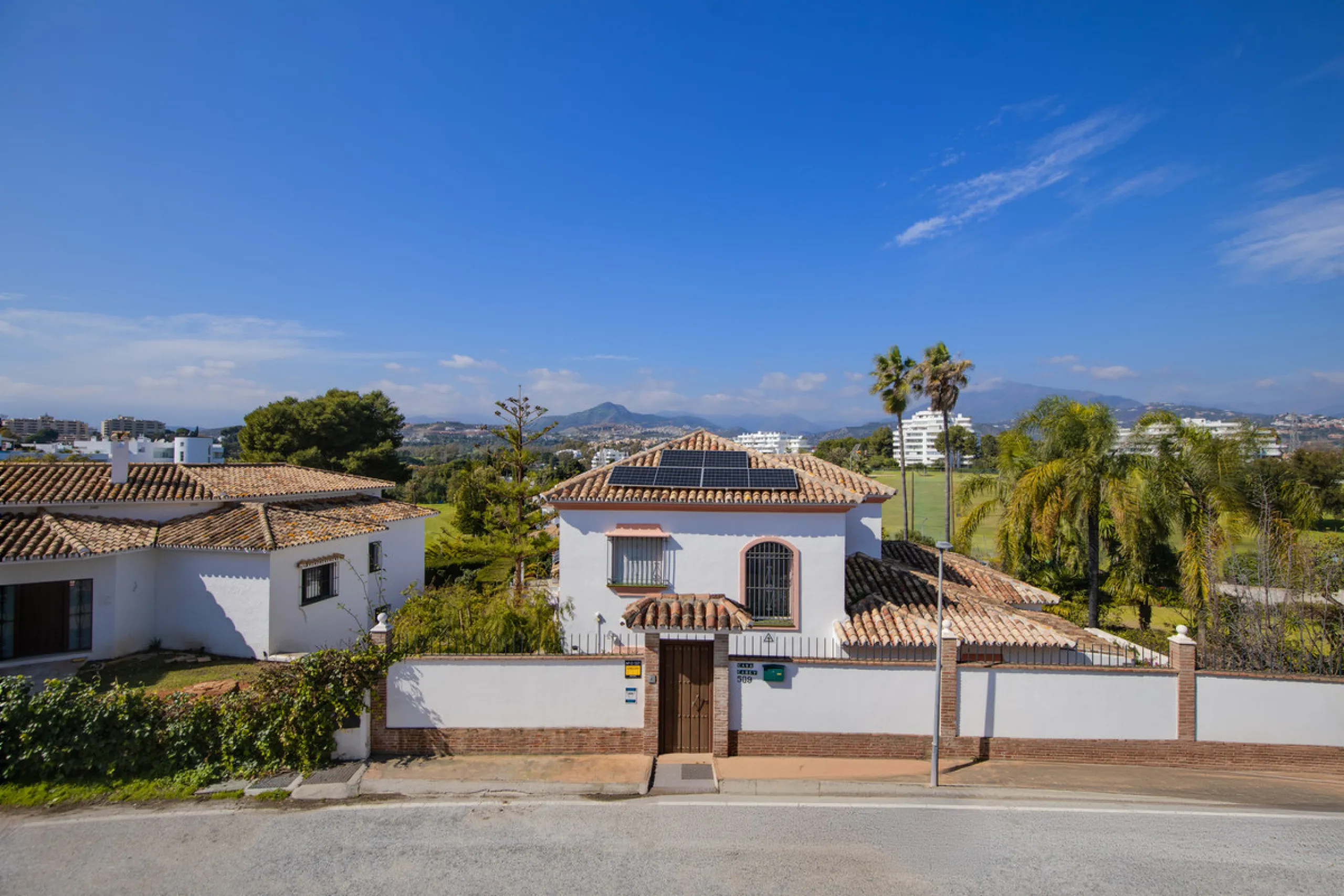 We are pleased to present this fabulous semi-detached townhouse, full of character and ideally located in Guadalmina Alta, within walking distance of the well-known Real Club de Golf Guadalmina and close to shops, restaurants, and everyday amenities. It o