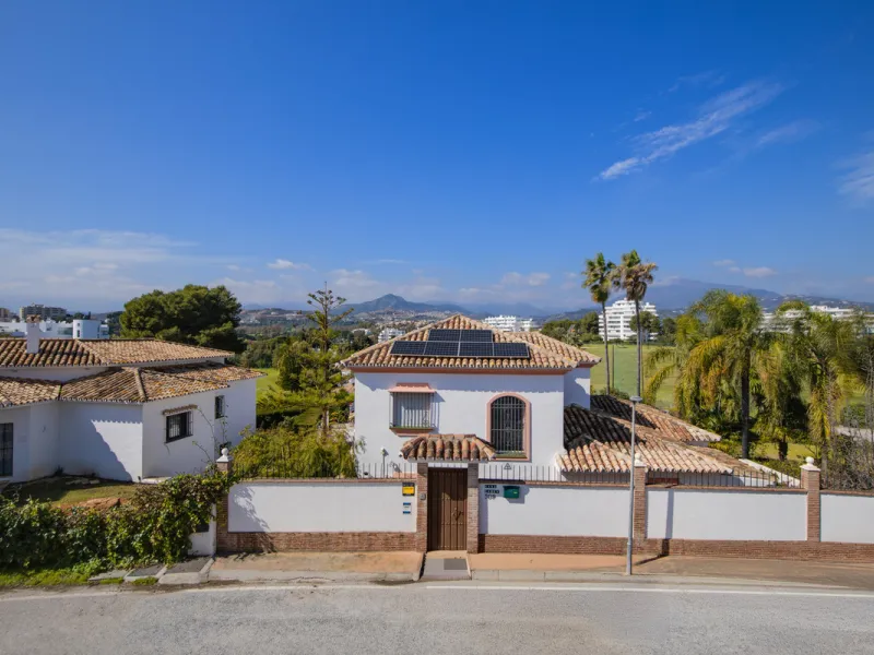 We are pleased to present this fabulous semi-detached townhouse, full of character and ideally located in Guadalmina Alta, within walking distance of the well-known Real Club de Golf Guadalmina and close to shops, restaurants, and everyday amenities. It o