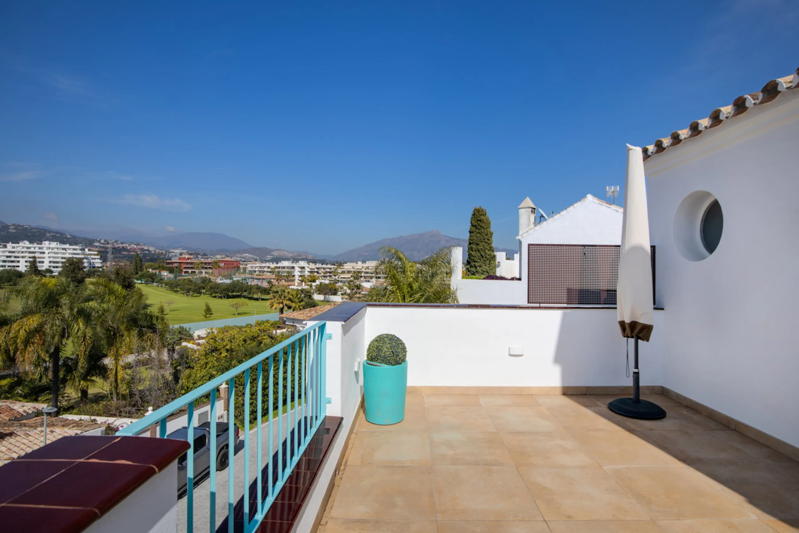 We are pleased to present this fabulous semi-detached townhouse, full of character and ideally located in Guadalmina Alta, within walking distance of the well-known Real Club de Golf Guadalmina and close to shops, restaurants, and everyday amenities. It o