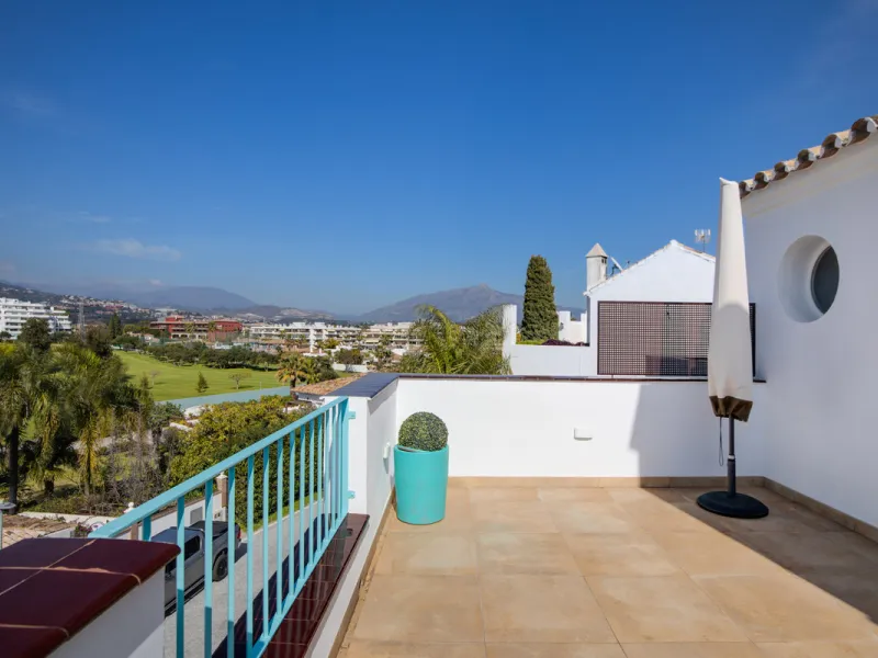We are pleased to present this fabulous semi-detached townhouse, full of character and ideally located in Guadalmina Alta, within walking distance of the well-known Real Club de Golf Guadalmina and close to shops, restaurants, and everyday amenities. It o