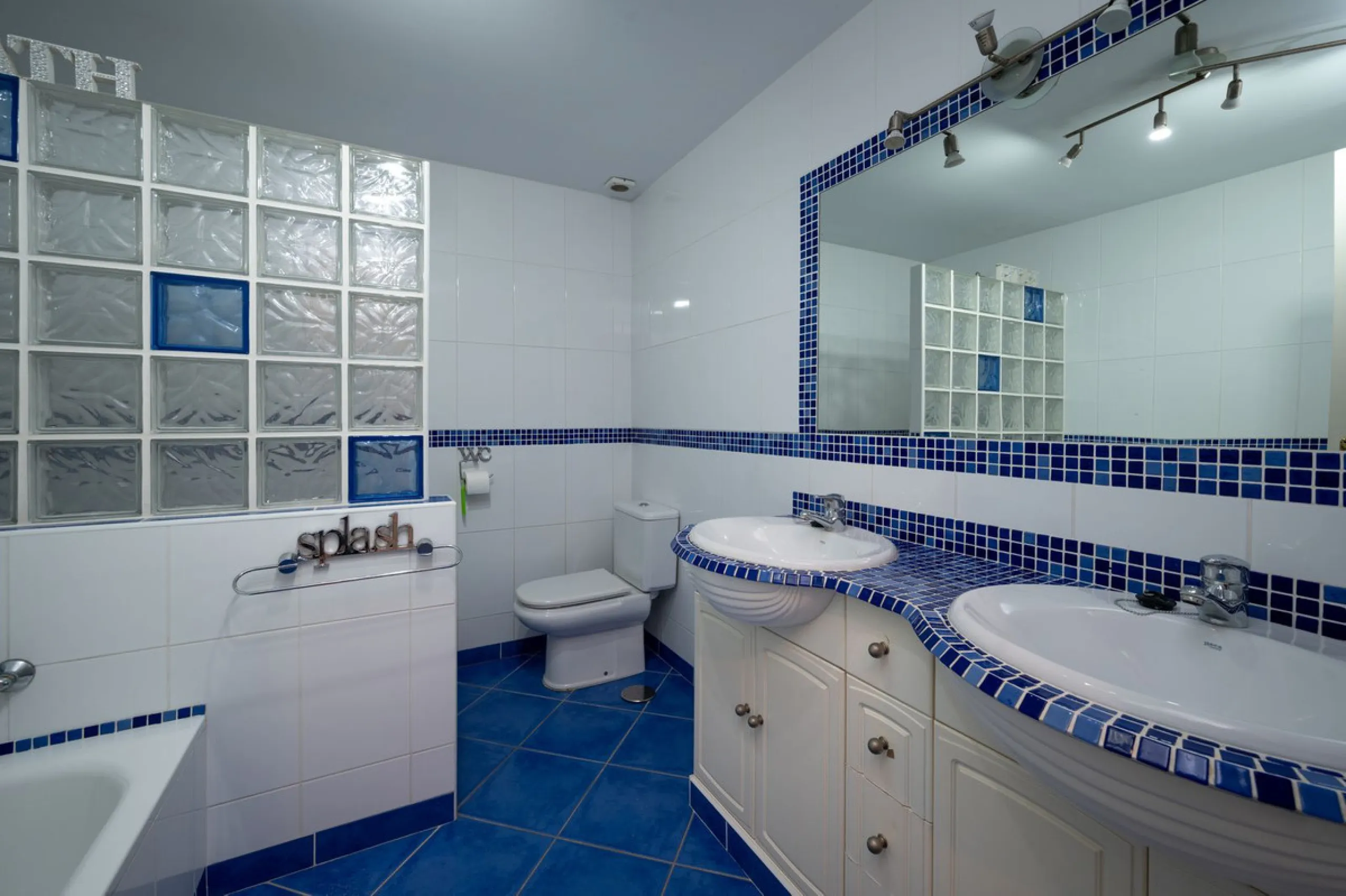 House - Townhouse в продаже в Mijas, Málaga. В доме 3 спален и 2 ванных комнат. Площадь дома 188 м²