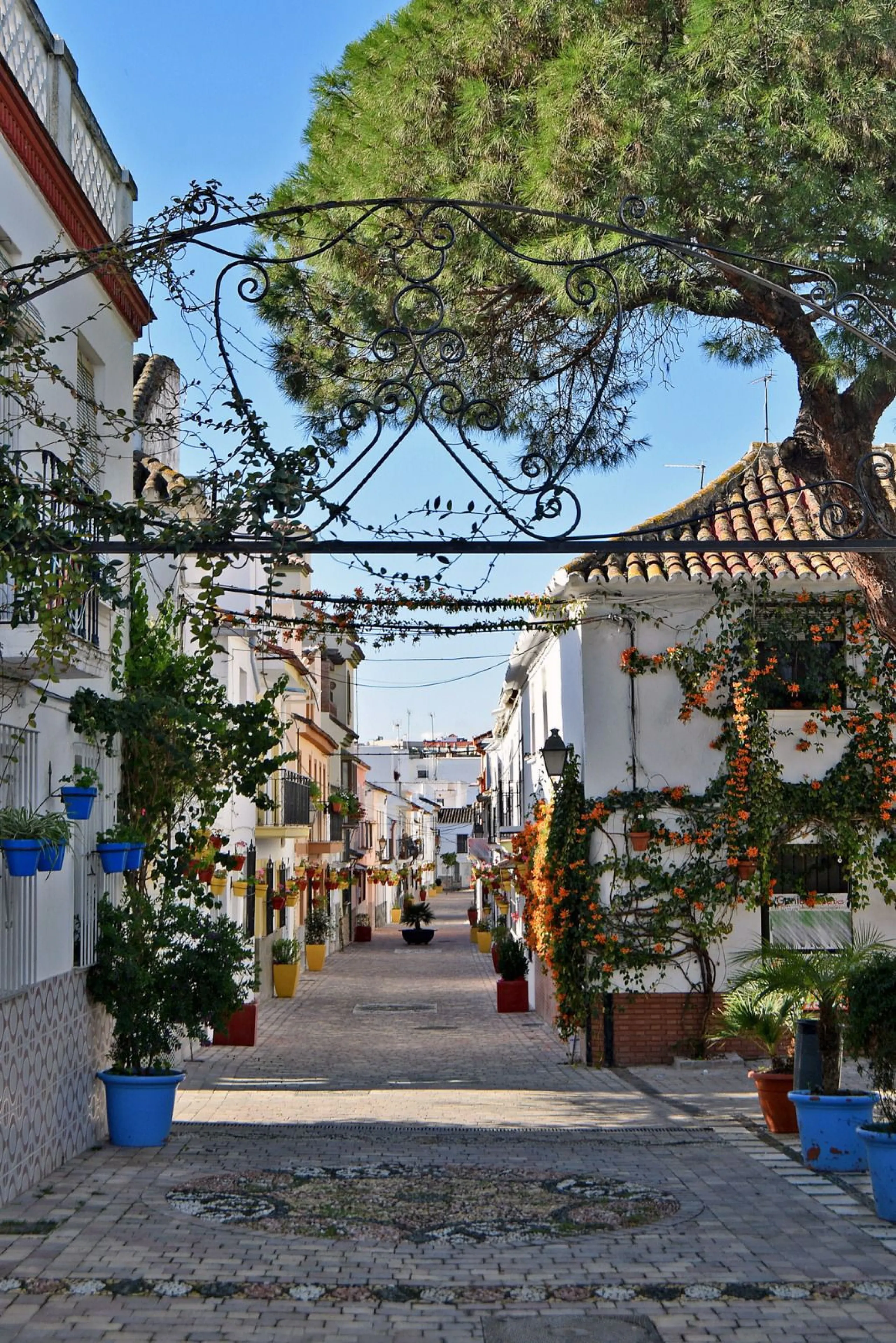 Exclusive duplex property with an approximate surface area of 120 m², located in the heart of Estepona's historic center, fully renovated and sold furnished.