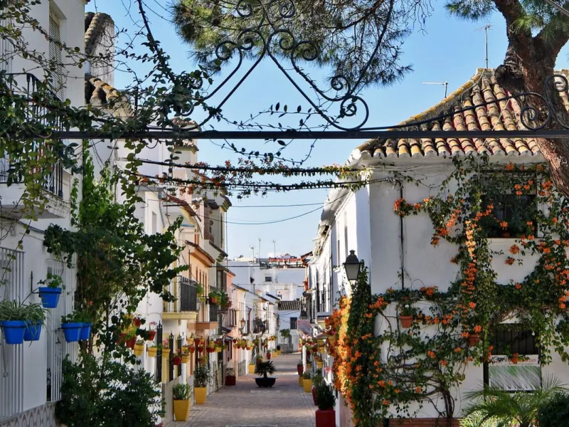 Exclusive duplex property with an approximate surface area of 120 m², located in the heart of Estepona's historic center, fully renovated and sold furnished.