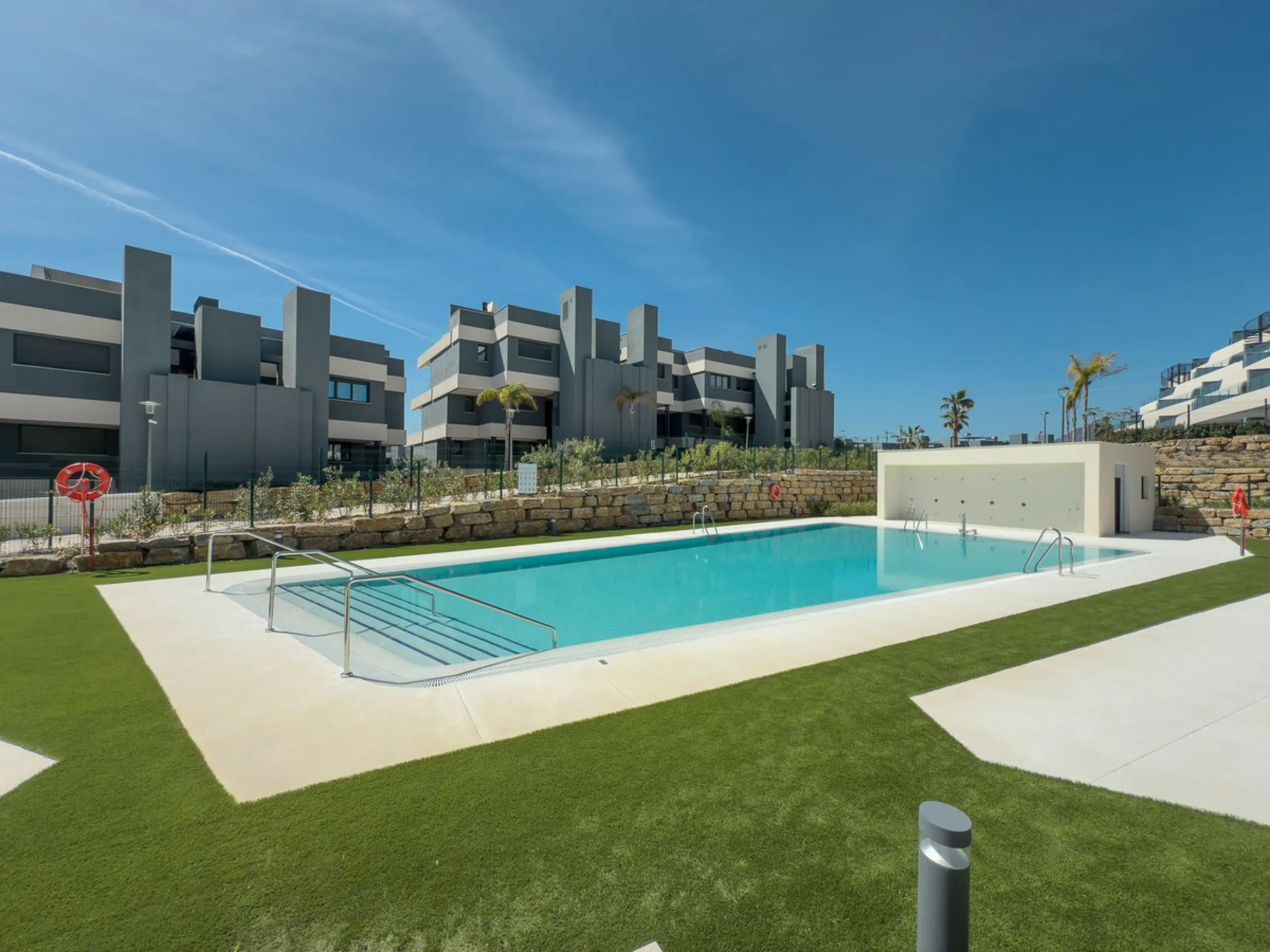 Эта совершенно новая 3-комнатная квартира расположена в Oasis 325 на Новой Золотой Миле Эстепоны, в недавно построенном комплексе, предлагающем исключительные удобства, включая два открытых бассейна, спа-центр с крытым бассейном, коворкинг-зону, тренажерн