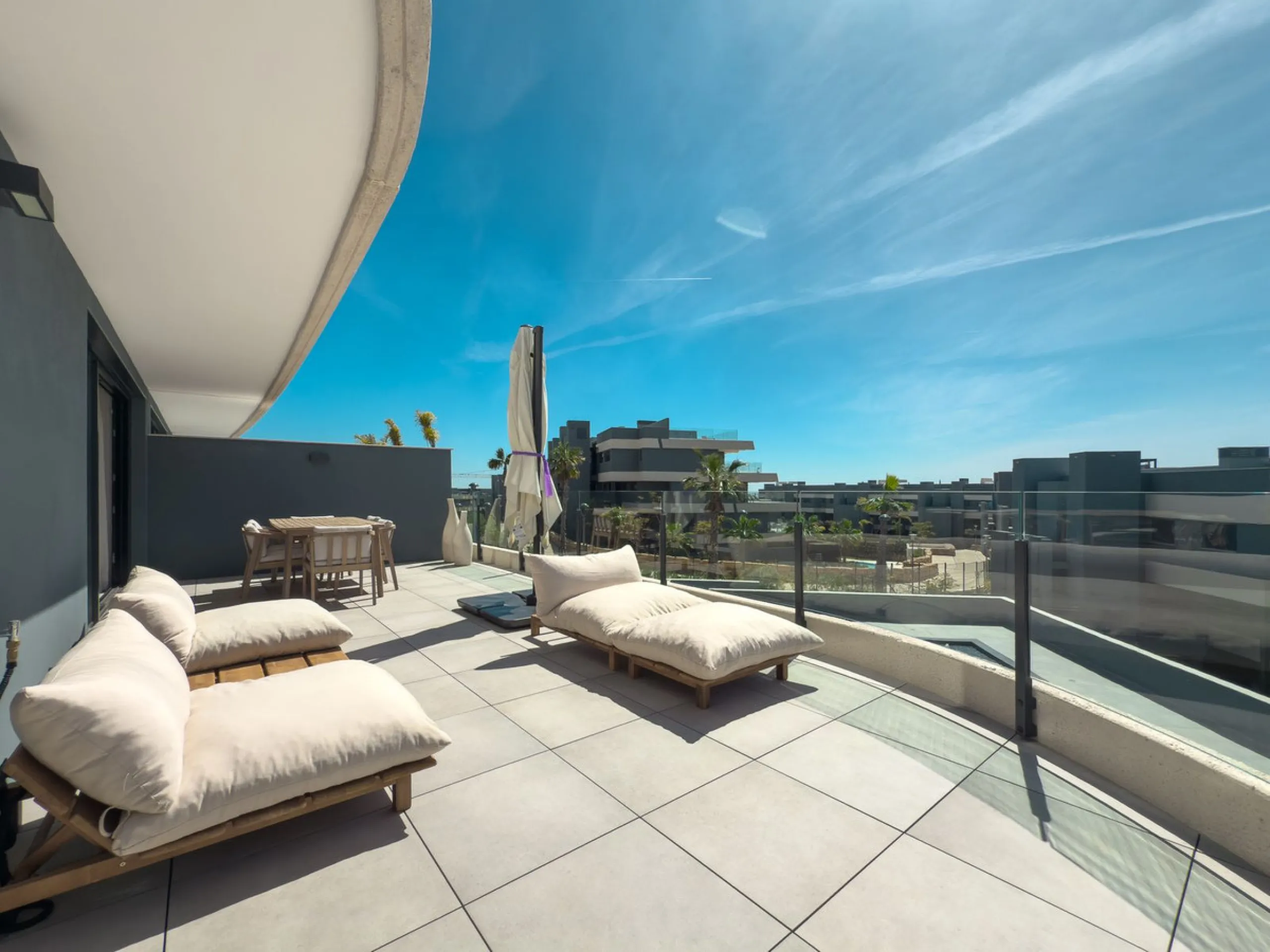 Эта совершенно новая 3-комнатная квартира расположена в Oasis 325 на Новой Золотой Миле Эстепоны, в недавно построенном комплексе, предлагающем исключительные удобства, включая два открытых бассейна, спа-центр с крытым бассейном, коворкинг-зону, тренажерн